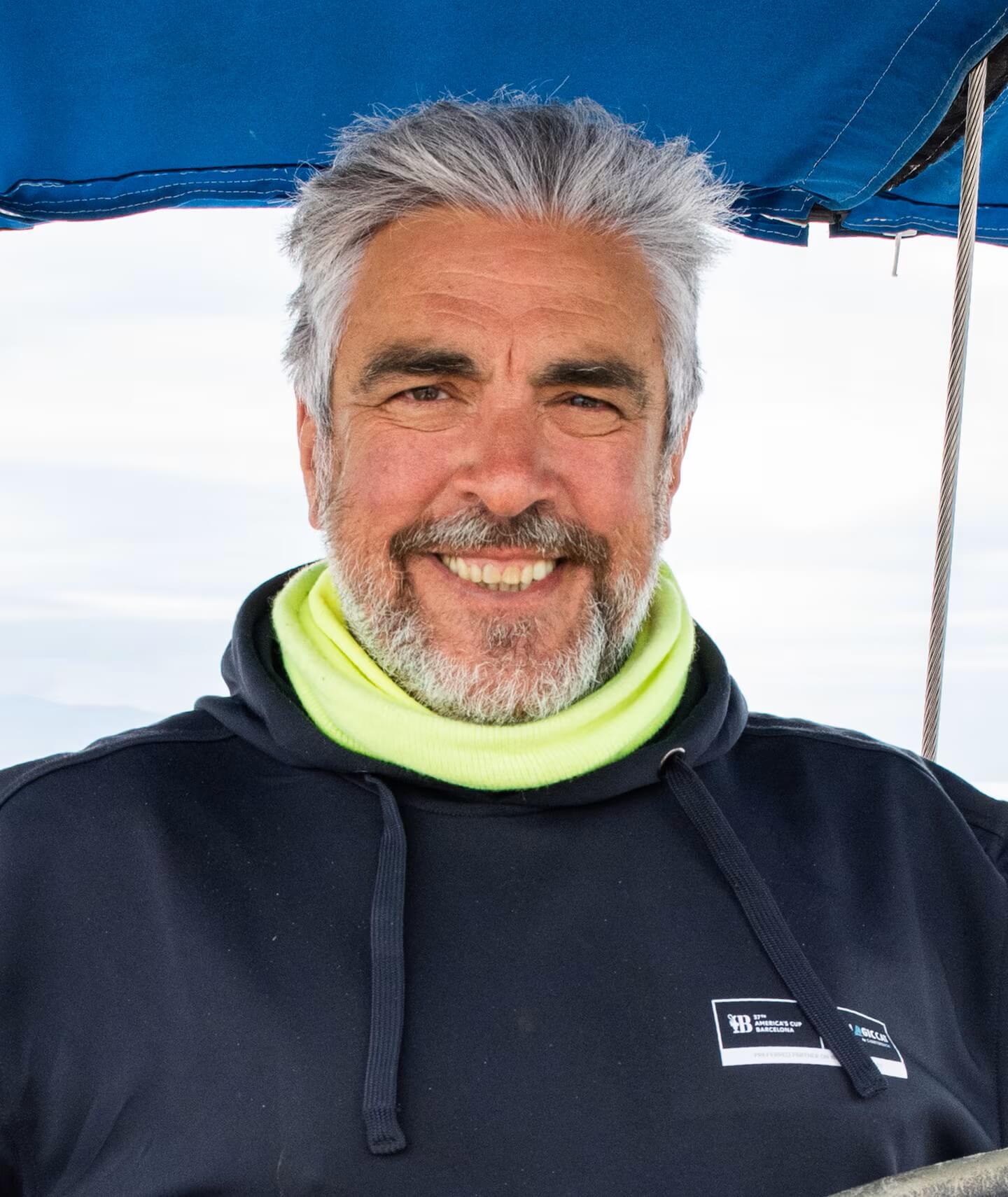 Miquel, fundador y patrón de Cool Sailing BCN — capitán titulado con más de 8 años navegando por Barcelona